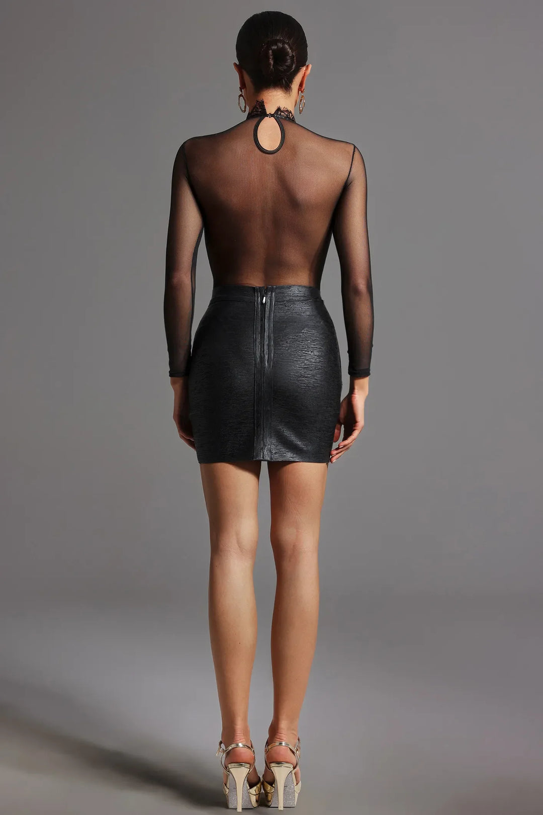 Mono de manga larga con encaje