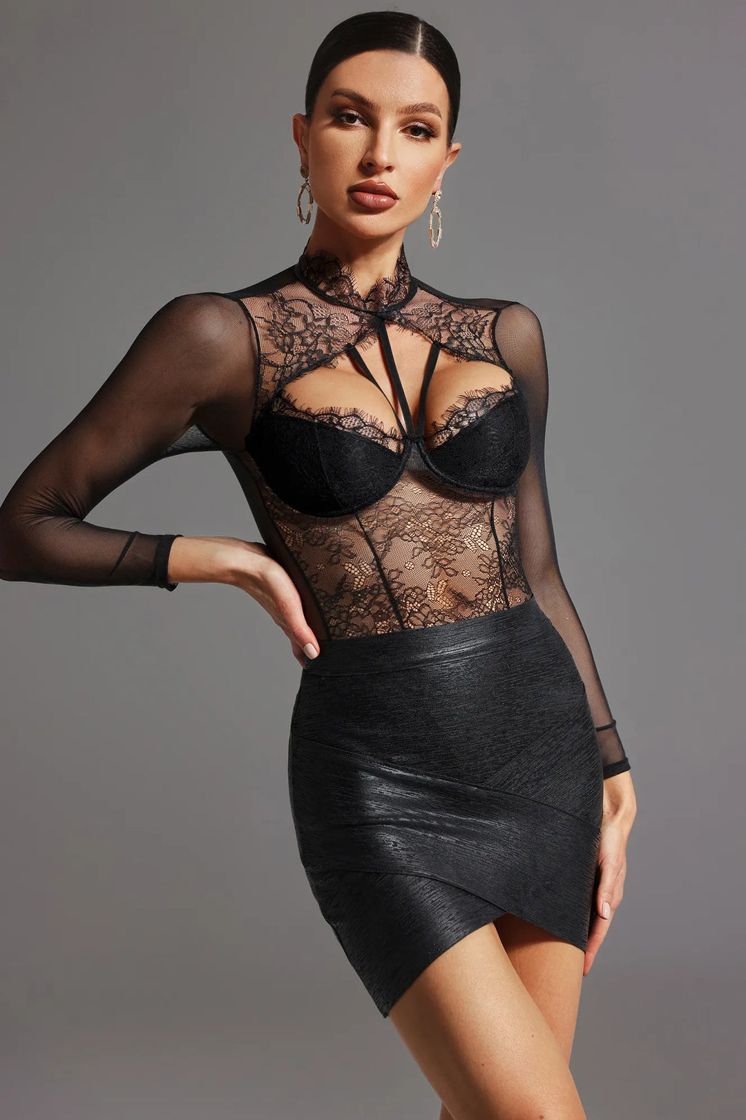 Mono de manga larga con encaje