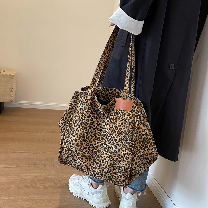 Bolso de hombro extragrande con estampado de leopardo
