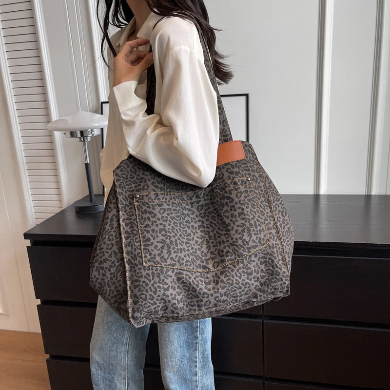 Bolso de hombro extragrande con estampado de leopardo
