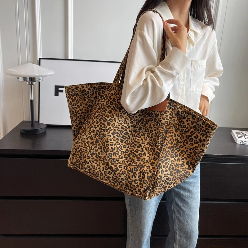 Bolso de hombro extragrande con estampado de leopardo