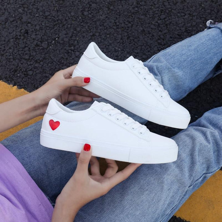 Zapatillas blancas con forma de corazón 
