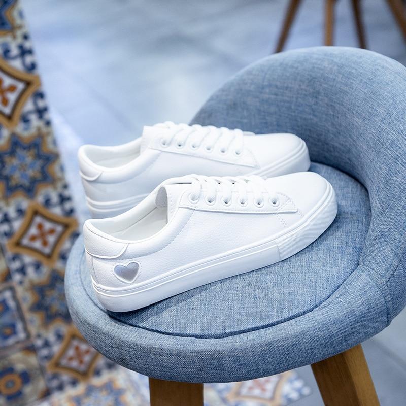 Zapatillas blancas con forma de corazón 