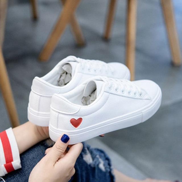 Zapatillas blancas con forma de corazón 